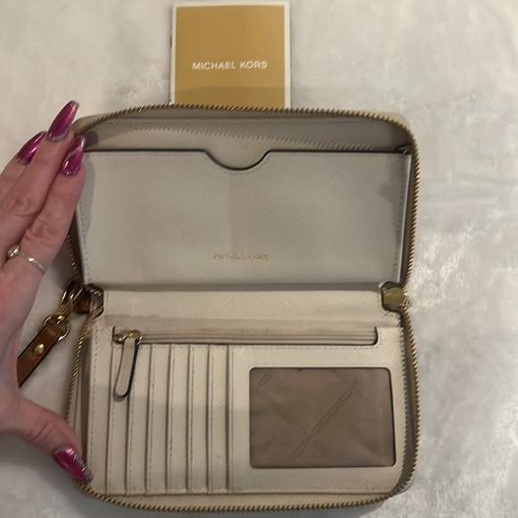 Micheal Kors cream & silver wallet - Picture 2 of 5